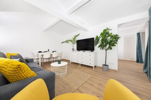 Communal lounge/ TV room, TV and multimedia, Living room, Seating area, Dining area, Evening entertainment