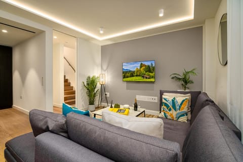 TV and multimedia, Living room, Food and drinks, Decorative detail, Seating area, Evening entertainment, furniture