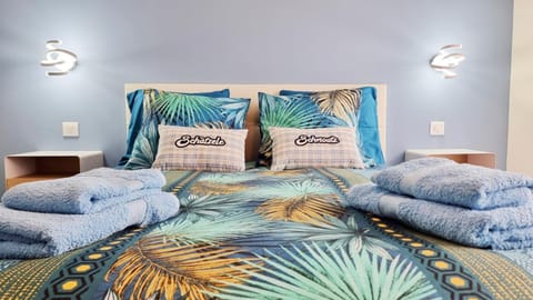 Bed, Bedroom, towels