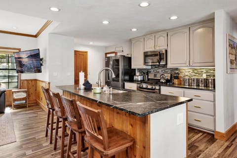 Serenity Cove Lake House #2472 by Big Bear Vacations House in Big Bear