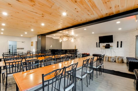 Communal lounge/ TV room, TV and multimedia, Living room, Banquet/Function facilities