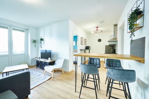 TV and multimedia, Kitchen or kitchenette, Living room, Dining area, stove