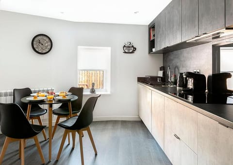 Coffee/tea facilities, Kitchen or kitchenette, Seating area, Dining area, pet friendly, stove, kitchen