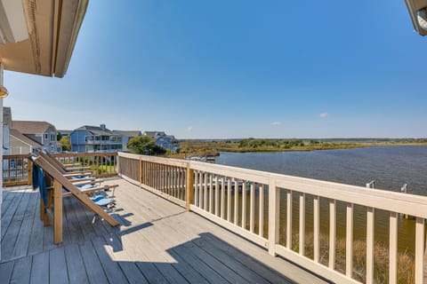 Private Hot Tub and Dock North Topsail Beach Home House in North Topsail Beach