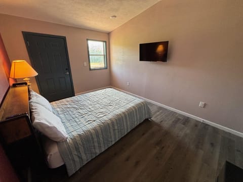 Bed, TV and multimedia, Bedroom