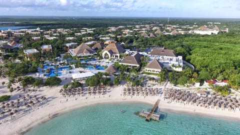 Property building, Nearby landmark, Day, Natural landscape, Bird's eye view, Beach, City view, Pool view, Sea view, Swimming pool