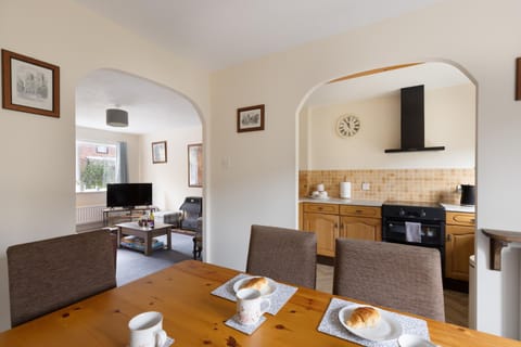 Kitchen or kitchenette, Living room, Seating area, Dining area
