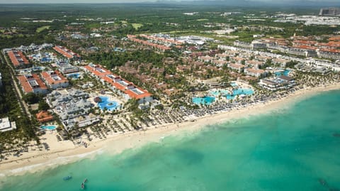Property building, Nearby landmark, Day, Neighbourhood, Natural landscape, Bird's eye view, Beach, City view, Pool view, Sea view, Street view, Swimming pool, Location