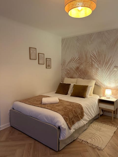 Bed, Photo of the whole room, Bedroom