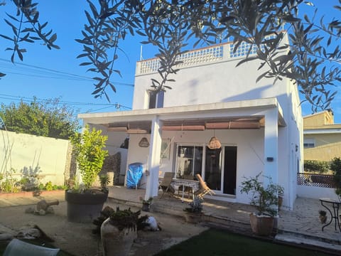 Property building, Garden, Balcony/Terrace