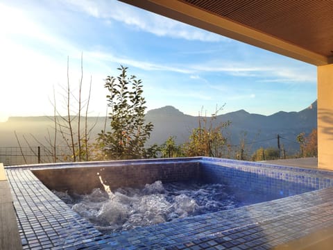 Hot Tub, Spa and wellness centre/facilities, Spa and wellness centre/facilities, Mountain view