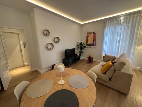 TV and multimedia, Living room, Seating area, Dining area