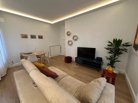 Communal lounge/ TV room, TV and multimedia, Living room, Seating area, Evening entertainment