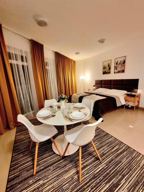 Bed, Photo of the whole room, Dining area, air conditioner