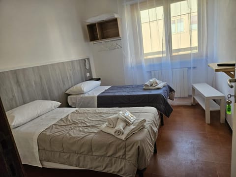 Bed, TV and multimedia, Photo of the whole room, Bedroom, towels