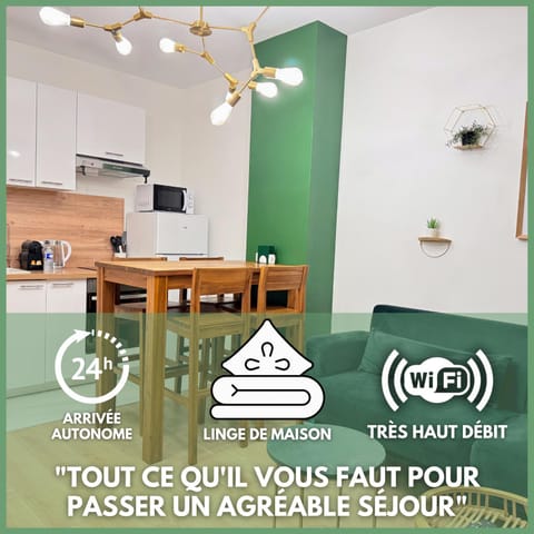 Coffee/tea facilities, Kitchen or kitchenette, Dining area, microwave, oven, stove, kitchen