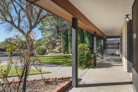 Chic 5 Bed Rooms Boho Retreat with - Games & Outdoor Movies! House in Albuquerque