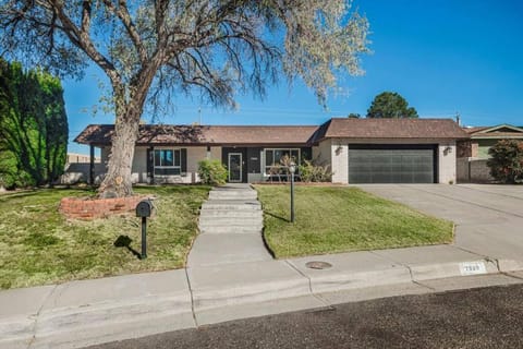 Chic 5 Bed Rooms Boho Retreat with - Games & Outdoor Movies! House in Albuquerque