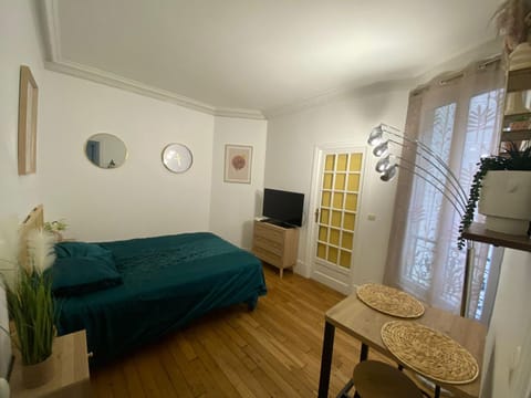 Photo of the whole room, Seating area, Bedroom