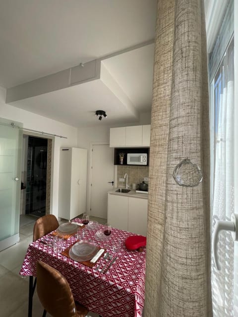 Photo of the whole room, Dining area
