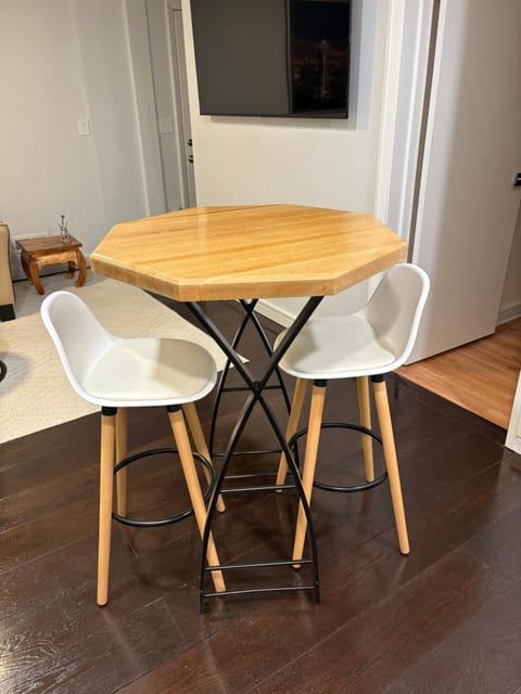 SEA Airport Coastal Apartments, located just 15 min from SeaTac Airport and 5 min from Des Moines Marina Apartment in Des Moines