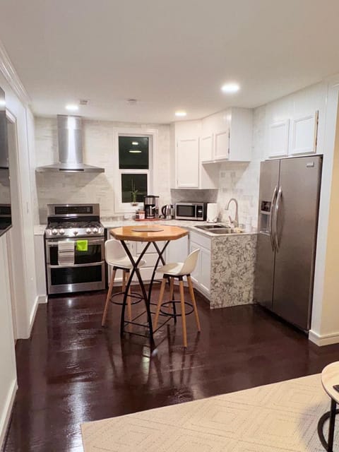 SEA Airport Coastal Apartments, located just 15 min from SeaTac Airport and 5 min from Des Moines Marina Apartment in Des Moines