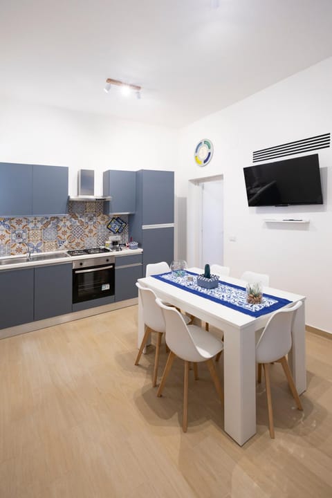 Kitchen or kitchenette, Dining area, stove