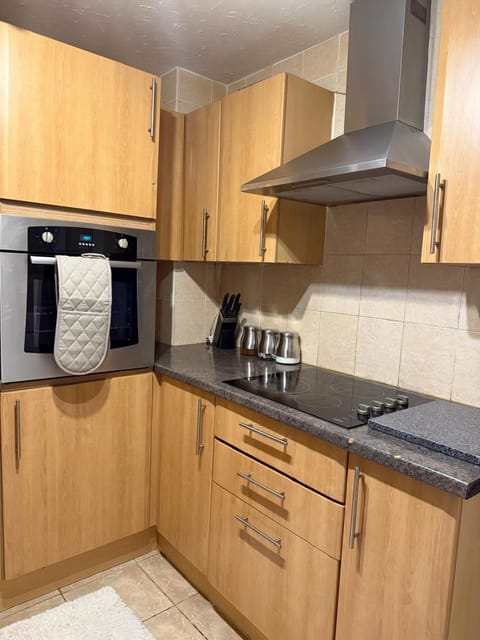 1 Bed Flat With Free Parking - Perfect for Contractors, Families,Relocation Apartment in Wolverhampton