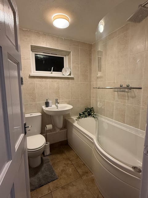 1 Bed Flat With Free Parking - Perfect for Contractors, Families,Relocation Apartment in Wolverhampton