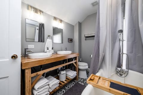 Shower, Toilet, Bathroom, Bath, towels