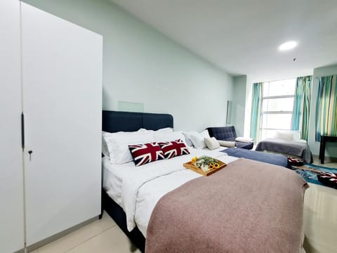 Bed, TV and multimedia, Living room, Photo of the whole room, Seating area