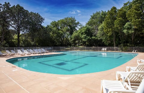 Swimming pool, sunbed