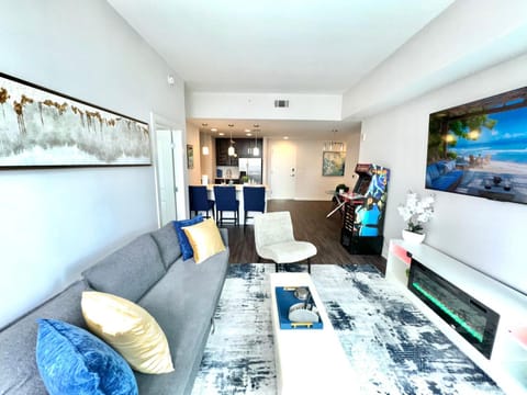 Skyline Retreat Penthouse, Top Floor, Year round Pool, City View! Apartment in Buckhead