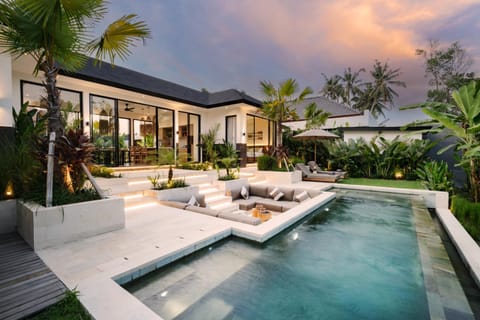 Property building, Garden, Garden view, Pool view, Swimming pool, sunbed