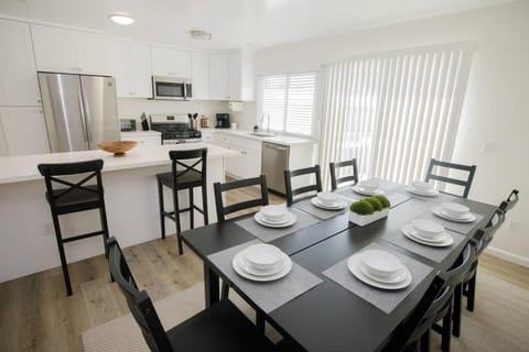 2 private masters, new beds & furniture, sleeps 12 House in Mira Mesa