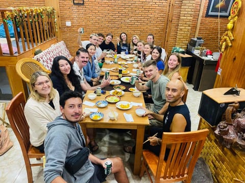 Restaurant/places to eat, People, Living room, Food and drinks, Seating area, Food, Dinner, group of guests
