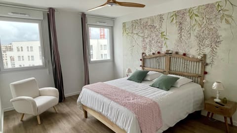 Photo of the whole room, Bedroom