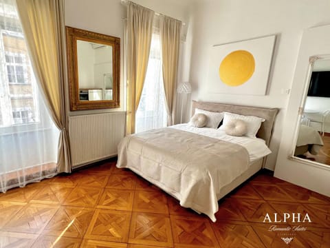 Bed, TV and multimedia, View (from property/room), Photo of the whole room, Bedroom, City view, Street view
