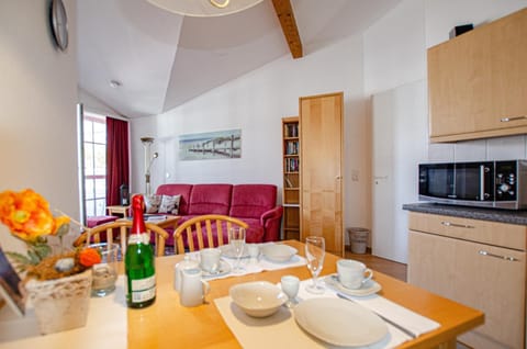 Kitchen or kitchenette, Living room, Seating area, Dining area