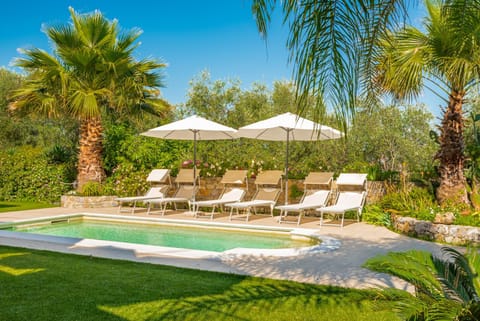 Swimming pool, sunbed