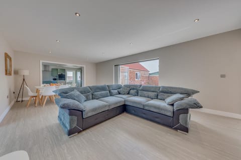 Property building, People, Bird's eye view, Garden, TV and multimedia, View (from property/room), View (from property/room), Living room, Decorative detail, Decorative detail, Seating area, Pets, Garden view, Garden view, Family, Quiet street view, Inner courtyard view