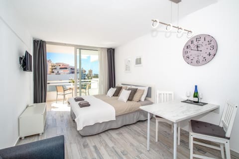 Bed, Balcony/Terrace, Seating area, Bedroom