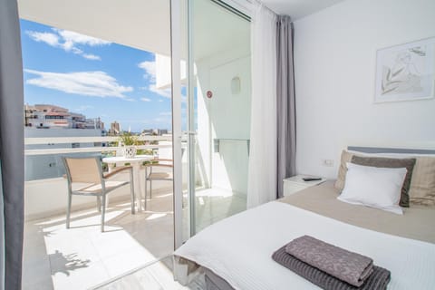 Bed, Balcony/Terrace, Bedroom