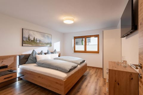 TV and multimedia, Photo of the whole room, Bedroom