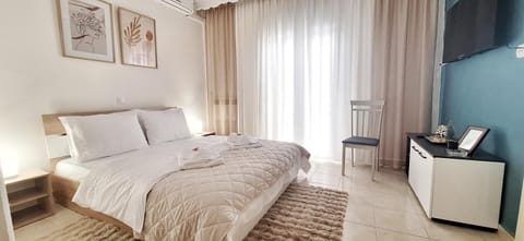 Bed, TV and multimedia, Photo of the whole room, Bedroom