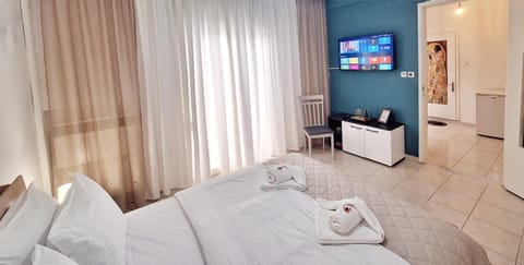 Property building, Bed, TV and multimedia, Photo of the whole room, Bedroom, towels