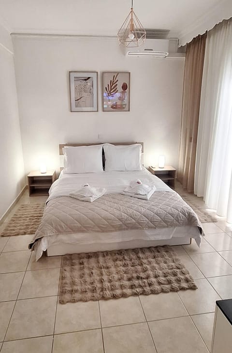 Property building, Bed, Photo of the whole room, Bedroom, air conditioner