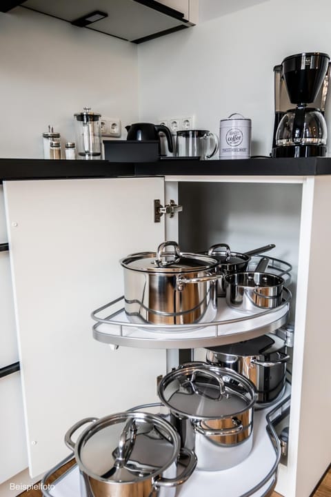 Coffee/tea facilities, Kitchen or kitchenette, stove, toaster