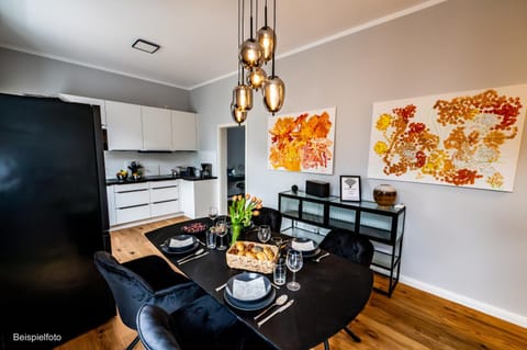 Kitchen or kitchenette, Living room, Seating area, Dining area