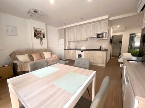 Kitchen or kitchenette, Living room, Seating area, Dining area